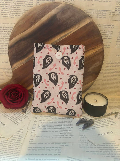 Kindle sleeve featuring Scream horror mask design on pastel pink background with telephone and love heart pattern