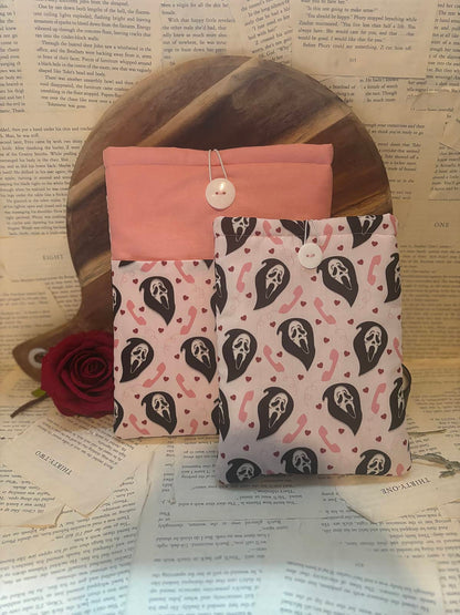 Kindle and book sleeve featuring Scream horror mask design on pastel pink background with telephone and love heart pattern